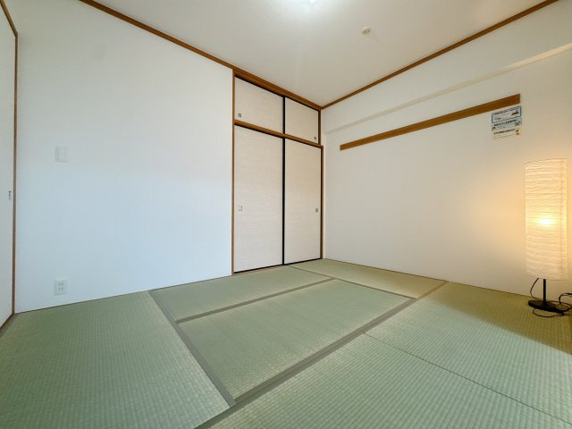 【和室】 | グランド・ルー博多南ガーデネッセ☆仲介手数料無料☆ | リビングから和室を見るときと、和室からリビングを見るときで、見え方違うのは当たり前なんですが、気分も少し変わるんですよ。ぜひ試しにきてください♪