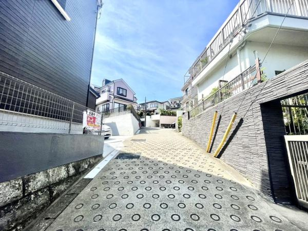 横浜市港北区高田西５丁目の新築一戸建の前面道路含む現地写真|車通りが少ない為、小さなお子様にも安心です。
是非一度、現地へ起こしください。

