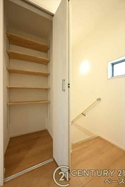 桜井市外山 ／新築一戸建の収納|■現地撮影写真■あると嬉しい便利な廊下収納完備！
