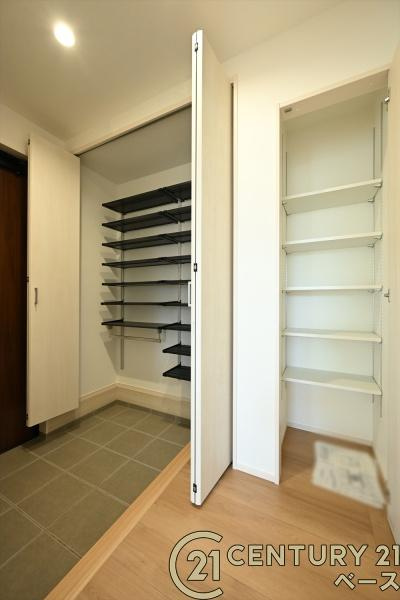 桜井市外山 ／新築一戸建の玄関|■現地撮影写真■明るく開放的な玄関が家族やお客様を迎えてくれます！