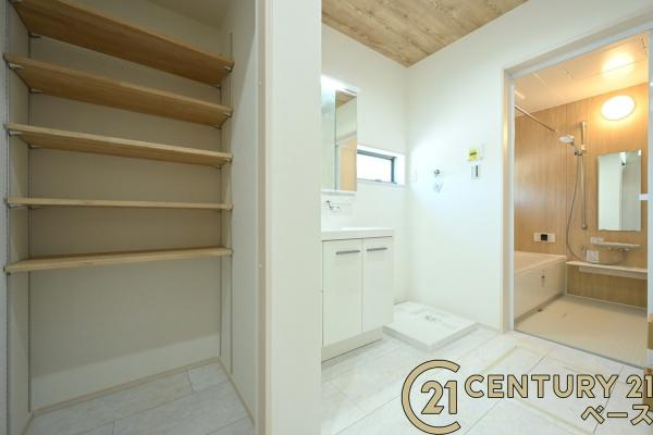 桜井市外山 ／新築一戸建の独立洗面台|■現地撮影写真■三面鏡タイプのミラーキャビネット！収納スペースも豊富です！