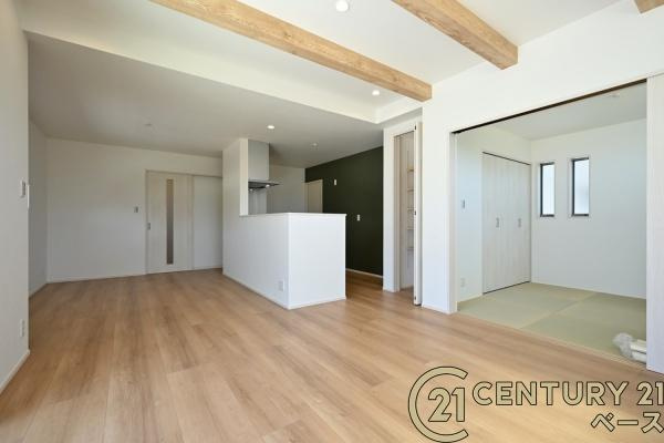 桜井市外山 ／新築一戸建の居間・リビング|■現地撮影写真■ご家族でくつろいでいただける広々したリビングです！■