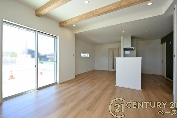 桜井市外山 ／新築一戸建の居間・リビング|■現地撮影写真■窓から自然光をたっぷり感じられます！