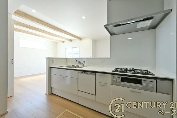 桜井市外山 ／新築一戸建のキッチン|■現地撮影写真■収納力と使いやすさを追求したシステムキッチンです！食洗機付きで毎日の洗い物も楽々！