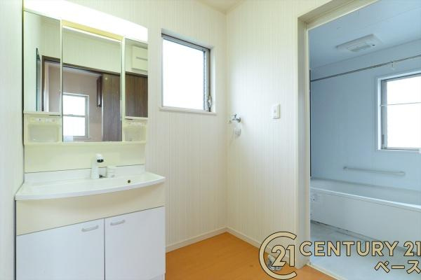 北葛城郡上牧町松里園３丁目　一戸建の独立洗面台|■現地撮影写真■収納豊富な明るい洗面スペースです！