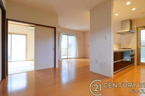 北葛城郡上牧町松里園３丁目　一戸建の居間・リビング|■現地撮影写真■ご家族でくつろいでいただける広々したリビングです！全窓ペアガラス標準装備！