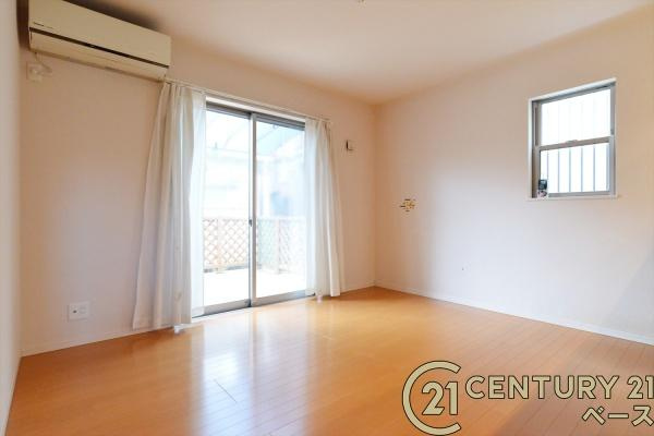 北葛城郡上牧町松里園３丁目　一戸建の居間・リビング|■現地撮影写真■大きな窓から柔らかい光が射し込みます！