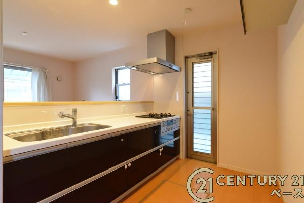 北葛城郡上牧町松里園３丁目　一戸建のキッチン|■現地撮影写真■家族とのコミュニケーションがとりやすい人気のカウンターキッチン！