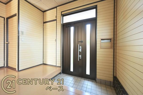 大和郡山市矢田山町の中古一戸建の玄関|■現地撮影写真■明るく開放的な玄関が家族やお客様を迎えてくれます！