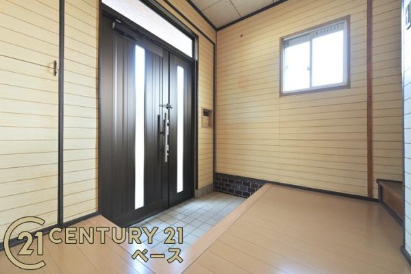 大和郡山市矢田山町の中古一戸建の玄関|■現地撮影写真■すっきりとした明るい玄関が家族やお客様を迎えてくれます！