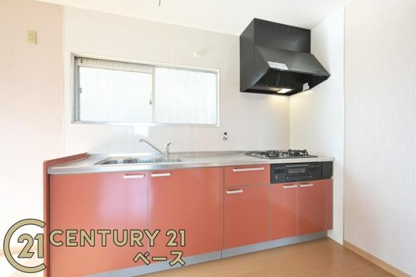 大和郡山市矢田山町の中古一戸建のキッチン|■現地撮影写真■広々キッチンで快適お料理！