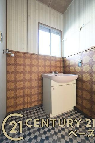 大和郡山市矢田山町の中古一戸建の独立洗面台|■現地撮影写真■ハウスクリーニング済でキレイな洗面スペースです！