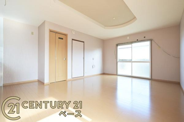 大和郡山市矢田山町の中古一戸建の居間・リビング|■現地撮影写真■ご家族でくつろいでいただける広々したリビングです！■