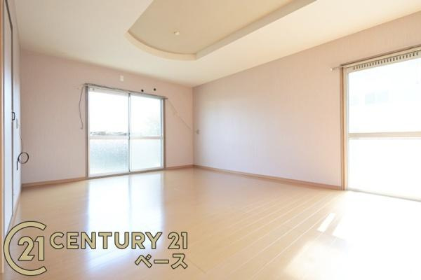 大和郡山市矢田山町の中古一戸建の居間・リビング|■現地撮影写真■南に面する大きな窓から柔らかい光が射し込みます！