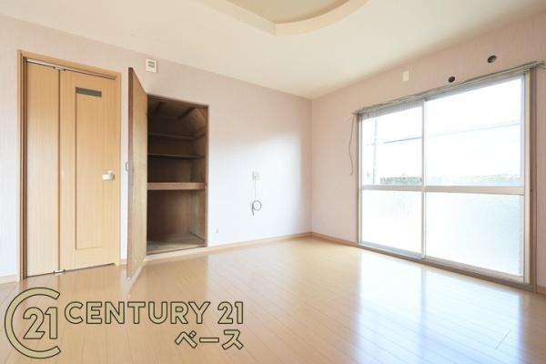 大和郡山市矢田山町の中古一戸建の居間・リビング|■現地撮影写真■リビング収納つきです！