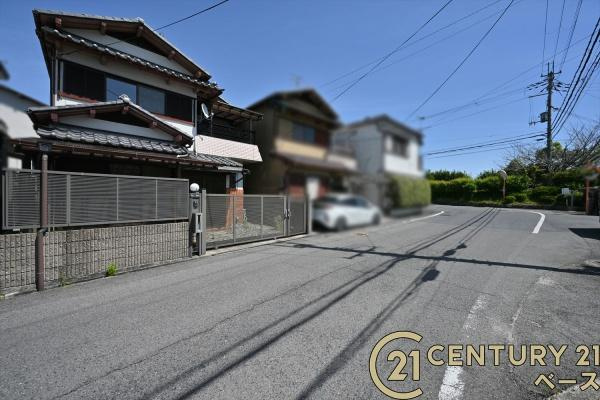 葛城市北花内　一戸建の前面道路含む現地写真|■現地撮影写真■前面道路の幅員は約５.９ｍとお車の出し入れもラクラク！