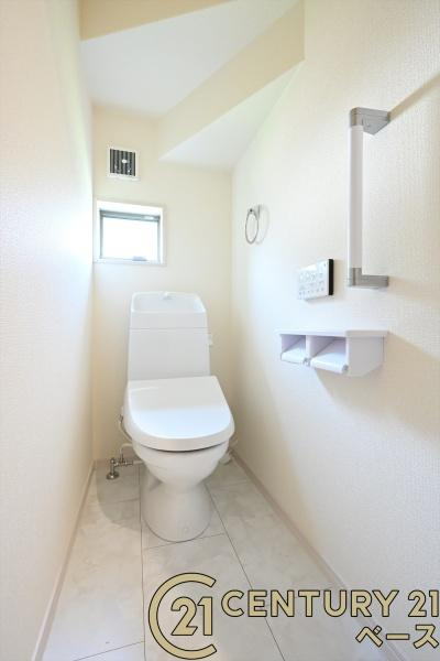 リーブルガーデン神功 ３号棟 ／新築一戸建のトイレ|■現地撮影写真■フチなし＆トルネード洗浄でお掃除も楽らく！ウォシュレット付きです！