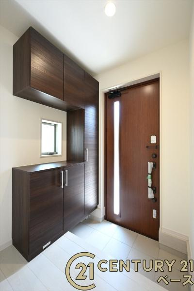 リーブルガーデン神功 ３号棟 ／新築一戸建の玄関|■現地撮影写真■玄関には大容量シューズボックス完備！