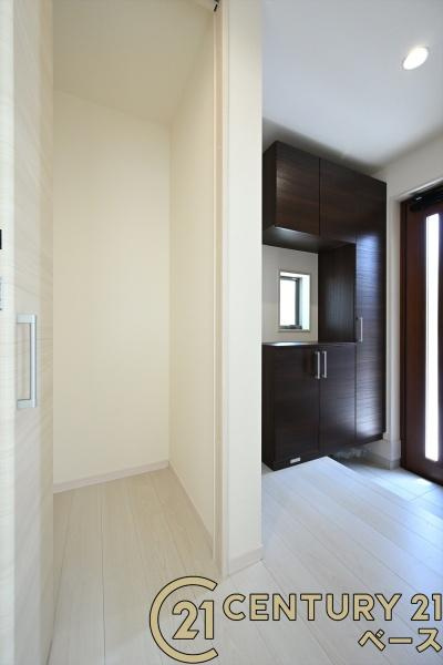 リーブルガーデン神功 ３号棟 ／新築一戸建の収納|■現地撮影写真■あると便利な玄関横の収納を完備！