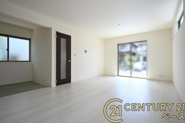 リーブルガーデン神功 ３号棟 ／新築一戸建の居間・リビング|■現地撮影写真■窓ガラスは気密性を高めるペアガラスを採用！結露防止にも効果的です！