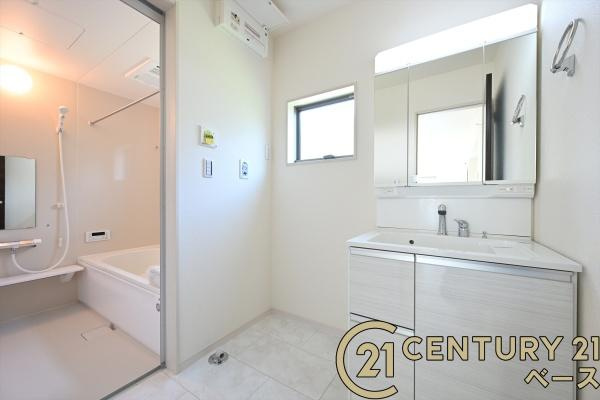 リーブルガーデン神功 ３号棟 ／新築一戸建の独立洗面台|■現地撮影写真■三面鏡タイプのミラーキャビネット！収納スペースも豊富です！