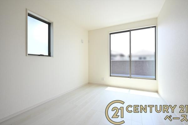 リーブルガーデン神功 ３号棟 ／新築一戸建の洋室|■現地撮影写真■日当たりのよい明るい雰囲気の洋室です！