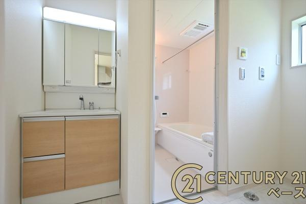 リーブルガーデン神功 ２号棟 ／新築一戸建の独立洗面台|■現地撮影写真■三面鏡タイプのミラーキャビネット！収納スペースも豊富です！