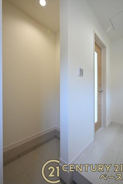 リーブルガーデン神功 ２号棟 ／新築一戸建の玄関|■現地撮影写真■玄関には大容量シューズボックス完備！