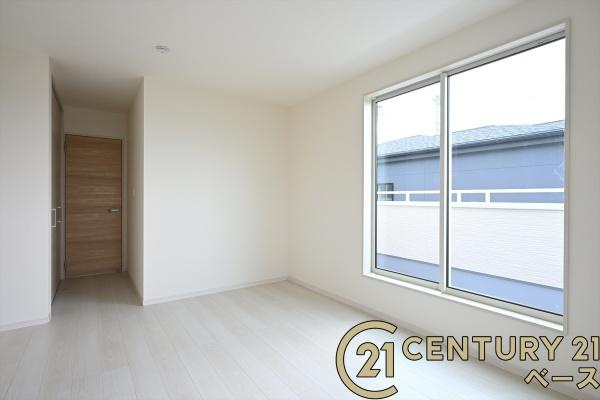 リーブルガーデン神功 ２号棟 ／新築一戸建の洋室|■現地撮影写真■バルコニーに面した洋室となっております！