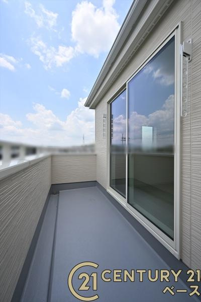 リーブルガーデン神功 ２号棟 ／新築一戸建のバルコニー|■現地撮影写真■日当たりのよいバルコニー！洗濯物もよく乾きます！
