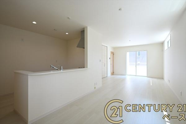 リーブルガーデン神功 ２号棟 ／新築一戸建の居間・リビング|■現地撮影写真■ご家族でくつろいでいただける広々したリビングです！