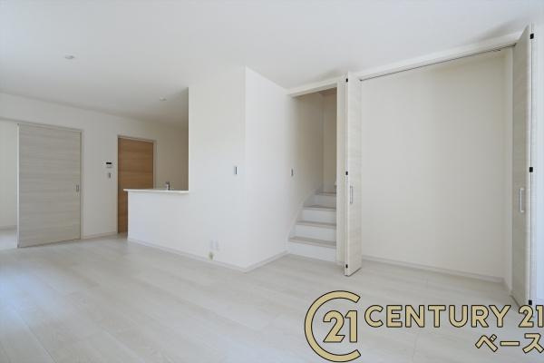 リーブルガーデン神功 ２号棟 ／新築一戸建の居間・リビング|■現地撮影写真■窓ガラスは気密性を高めるペアガラスを採用！結露防止にも効果的です！