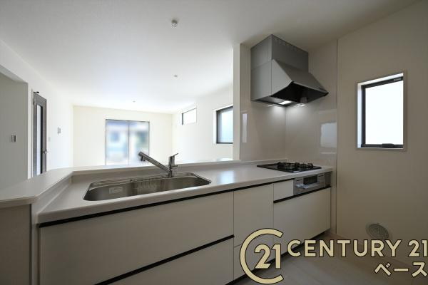 リーブルガーデン神功 ２号棟 ／新築一戸建のキッチン|■現地撮影写真■収納力と使いやすさを追求したシステムキッチンです！食洗機付きで毎日の洗い物も楽々！