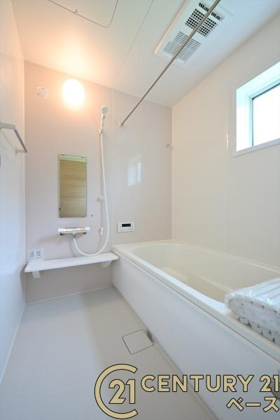 リーブルガーデン神功 ２号棟 ／新築一戸建の浴室|■現地撮影写真■ゆったりしたサイズの浴室！足を伸ばしての入浴は疲れも癒してくれます！