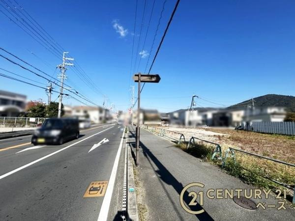 桜井市三輪　建築条件なし土地の前面道路含む現地写真|スーパーなどの商業施設が徒歩圏内に近接し、生活環境の整った立地です！