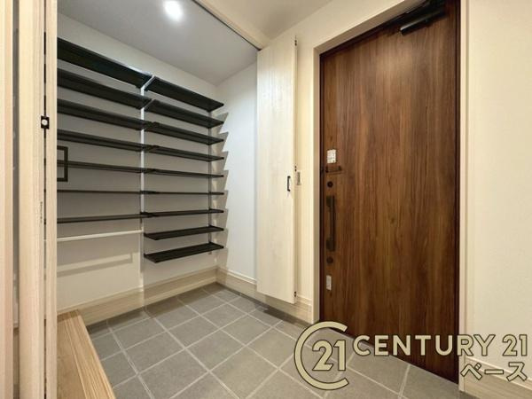 天理市田町 ３号地 ／新築一戸建の玄関|■現地撮影写真■すっきりとした明るい玄関が家族やお客様を迎えてくれます！