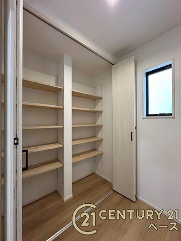 天理市田町 ３号地 ／新築一戸建の収納|■現地撮影写真■あると嬉しい便利な廊下収納完備！