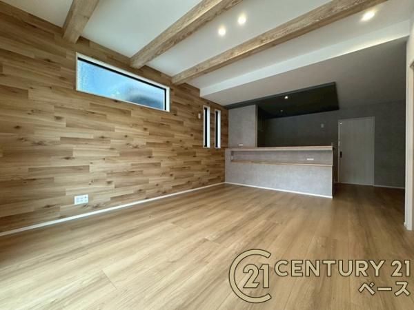 天理市田町 ３号地 ／新築一戸建の居間・リビング|■現地撮影写真■カラーリングや仕様にこだわり、おしゃれな空間が広がります！