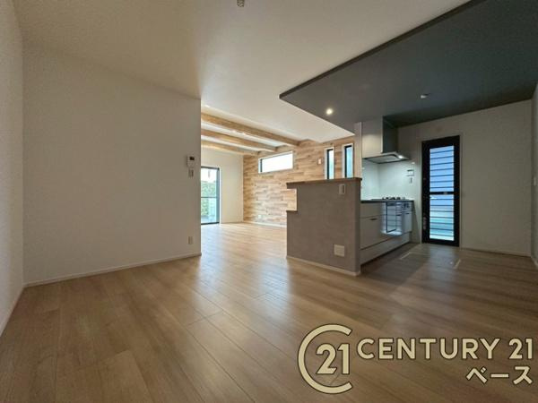 天理市田町 ３号地 ／新築一戸建の居間・リビング|■現地撮影写真■窓ガラスは紫外線７６％カットで安心のLOW-Eペアガラスを採用！結露防止にも効果的です！