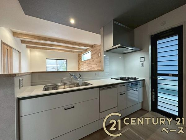 天理市田町 ３号地 ／新築一戸建のキッチン|■現地撮影写真■収納力と使いやすさを追求したシステムキッチンです！食洗機付きで毎日の洗い物も楽々！