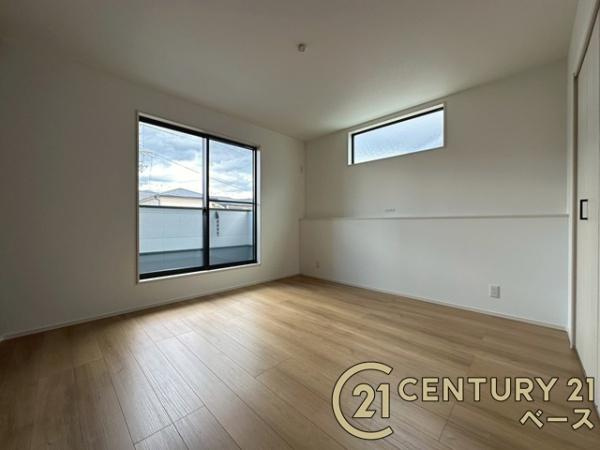 天理市田町 ３号地 ／新築一戸建の寝室|■現地撮影写真■開放感のある広々した主寝室！他に洋室が２部屋ございます！