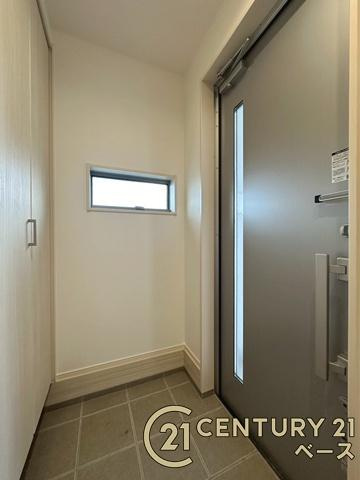 天理市田町 ２号地 ／新築一戸建の玄関|■現地撮影写真■すっきりとした明るい玄関が家族やお客様を迎えてくれます！