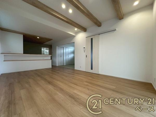 天理市田町 ２号地 ／新築一戸建の居間・リビング|■現地撮影写真■カラーリングや仕様にこだわり、おしゃれな空間が広がります！