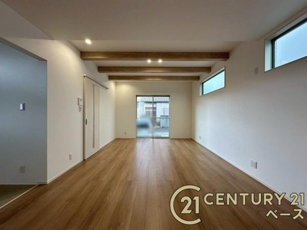 天理市田町 ２号地 ／新築一戸建の居間・リビング|■現地撮影写真■窓ガラスは紫外線７６％カットで安心のLOW-Eペアガラスを採用！結露防止にも効果的です！