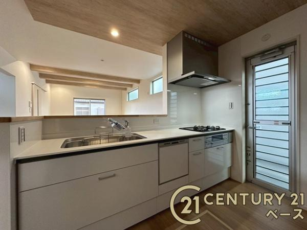 天理市田町 ２号地 ／新築一戸建のキッチン|■現地撮影写真■収納力と使いやすさを追求したシステムキッチンです！食洗機付きで毎日の洗い物も楽々！