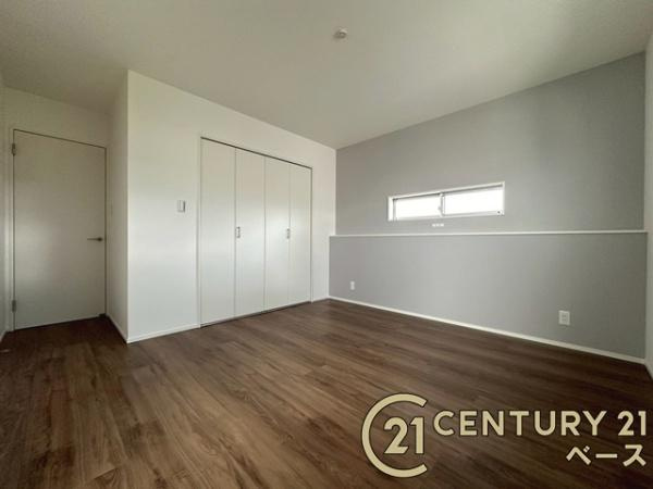 天理市田町 １号地 ／新築一戸建の寝室|■現地撮影写真■開放感のある広々した主寝室！他に洋室が２部屋ございます！