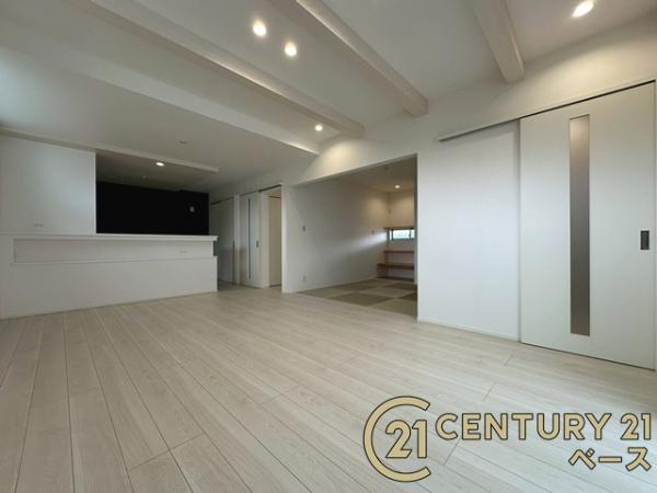 天理市田町 １号地 ／新築一戸建の居間・リビング|■現地撮影写真■カラーリングや仕様にこだわり、おしゃれな空間が広がります！