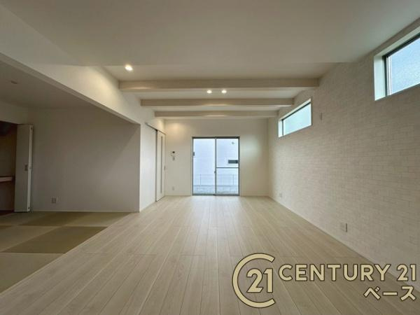 天理市田町 １号地 ／新築一戸建の居間・リビング|■現地撮影写真■窓ガラスは紫外線７６％カットで安心のLOW-Eペアガラスを採用！結露防止にも効果的です！