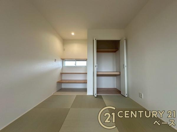 天理市田町 １号地 ／新築一戸建の和室|■現地撮影写真■ほっこり落ち着ける、リビング隣接タイプの和室です！