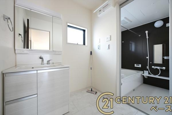 リーブルガーデン西木辻町 ３号棟 ／新築一戸建の独立洗面台|■現地撮影写真■三面鏡タイプのミラーキャビネット！収納スペースも豊富です！